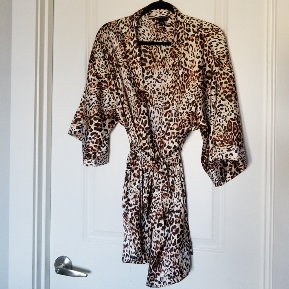 Short kimono robe